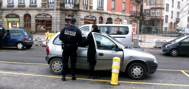 Le conducteur doit choisir entre payer l'amende ou suivre un stage.